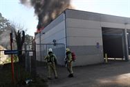 Brand met veel rook in bedrijfshal in Kapelstraat