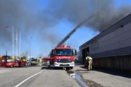 Brand met veel rook in bedrijfshal in Kapelstraat