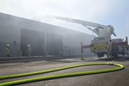 Brand met veel rook in bedrijfshal in Kapelstraat