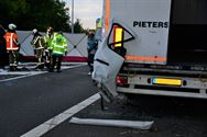 Zwaargewond bij crash op snelwegbrug