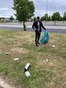 Jongeren ruimen zwerfvuil op parking op
