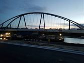 Invaren van de brug lijkt vlot te verlopen