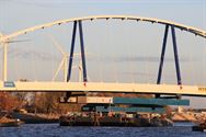 Invaren van de brug lijkt vlot te verlopen