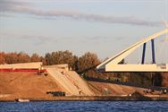 Invaren van de brug lijkt vlot te verlopen