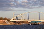 Invaren van de brug lijkt vlot te verlopen