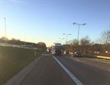 Vrachtwagenchauffeur lichtgewond bij botsing