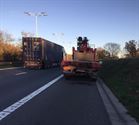 Vrachtwagenchauffeur lichtgewond bij botsing