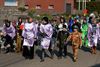 Jonge carnavalisten op straat in Eversel