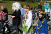 Jonge carnavalisten op straat in Eversel