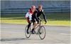 Sporters met handicap fietsen op circuit