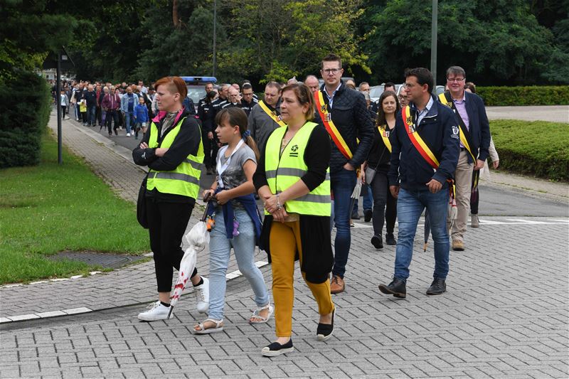 1000 mensen stappen in stille mars