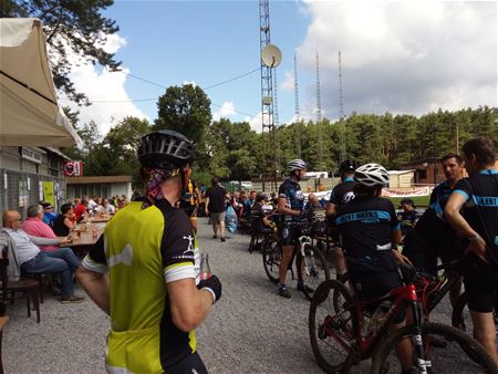 1100 mountainbikers voor Vredeseilanden