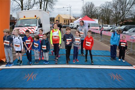 13 kids strijden over 1 km