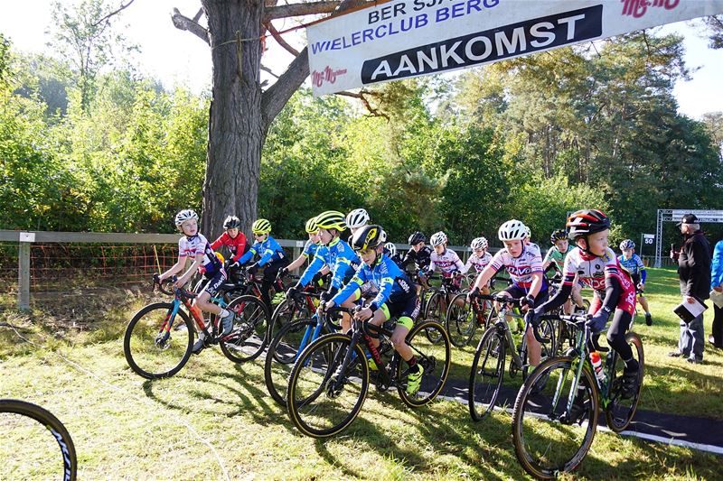 165 jonge veldrijders aan de start in Eversel