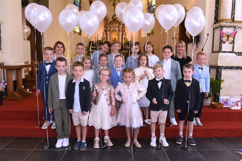 18 eerste communicanten in Eversel
