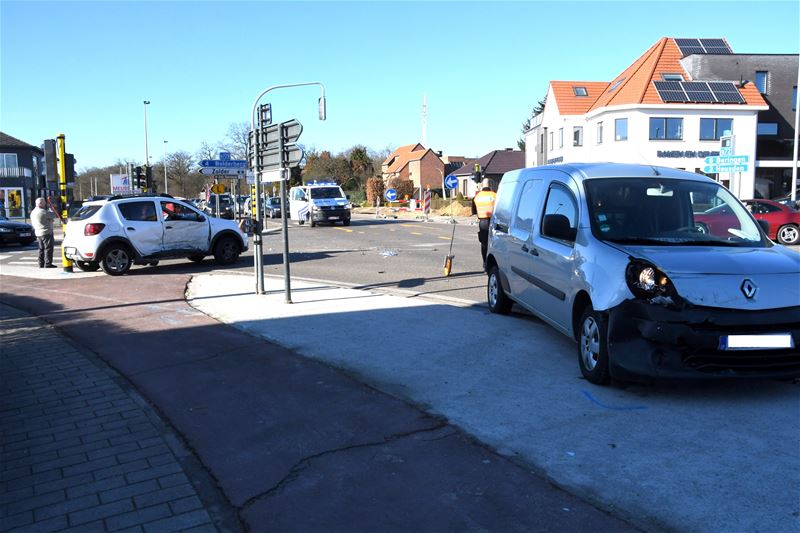 2 gewonden bij botsing op kruispunt Boekt