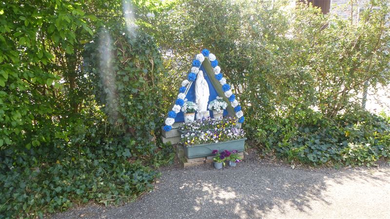 38 van de 68 Heusdense kapellen versierd