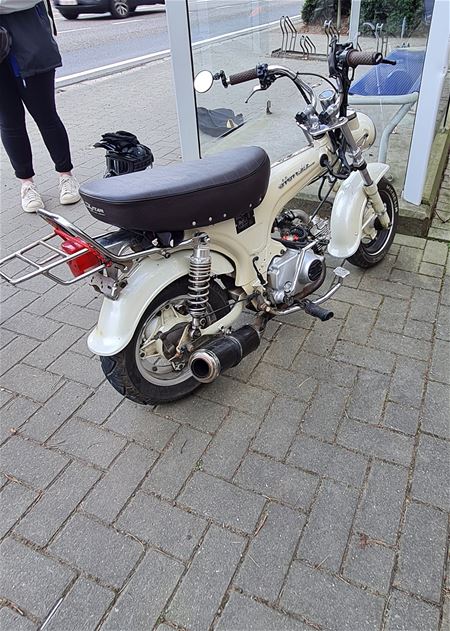 4 brommers en 1 auto in beslag genomen