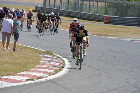 4 teams rijden aan de leiding