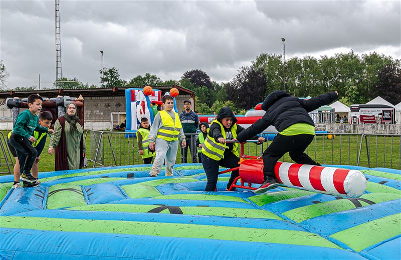 500 kinderen trotseren regen voor Buitenspeeldag