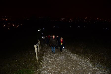 600 wandelaars beklimmen terril