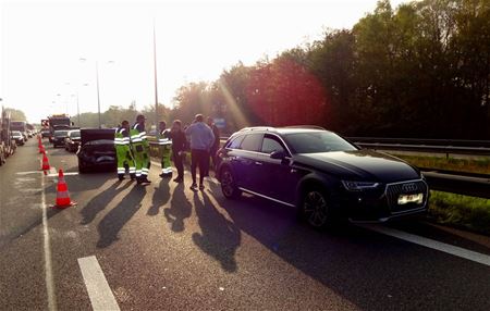 7 auto's botsen op snelweg