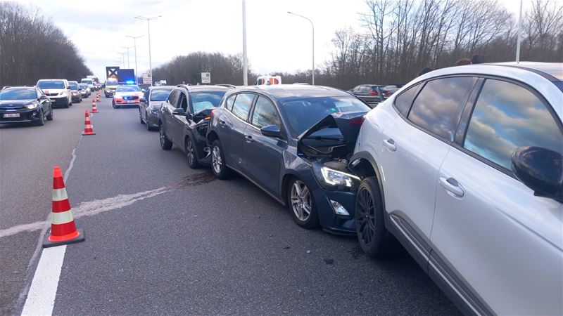 7 auto's knallen op elkaar op E314 in Zolder