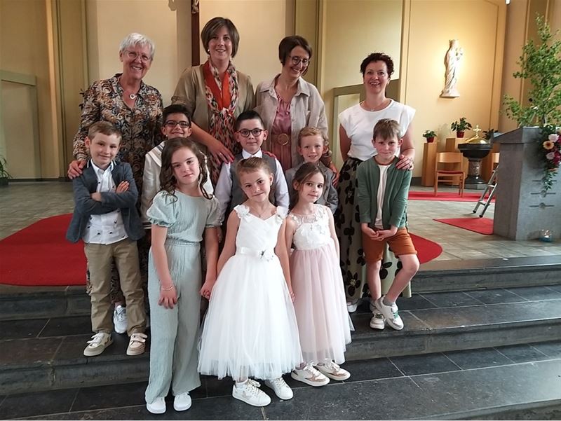 8 eerste communicanten in Berkenbos