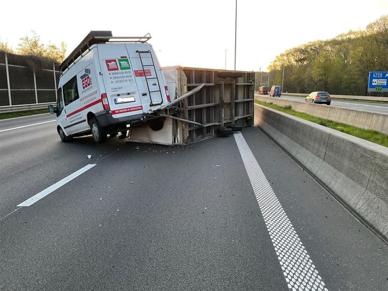 Aanhangwagen gekanteld op snelweg