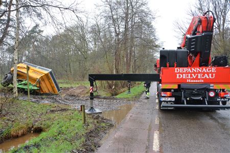 Aanhangwagen zakt weg langs Laambroekstraat