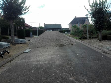 Aannemer blokkeert straat