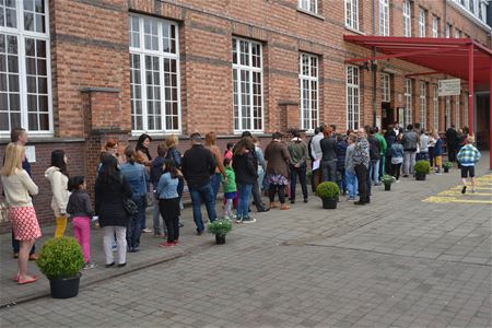 Aanschuiven voor de open schooldag van SFC