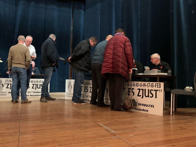 Aanschuiven voor kaarten voor revue 2023