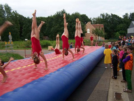 Acrobatiek op buurtfeest