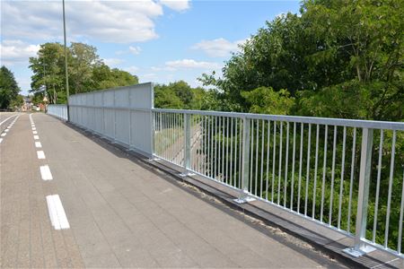 Afrastering op spoorwegbrug is eindelijk vernieuwd