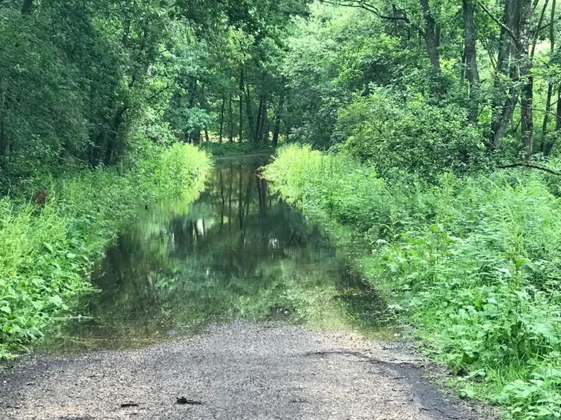 Afrit snelweg loopt onder, overstromende beken