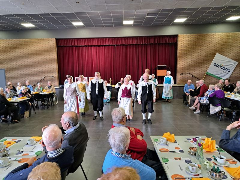 Akkermennekes dansen op paasfeest van Samana