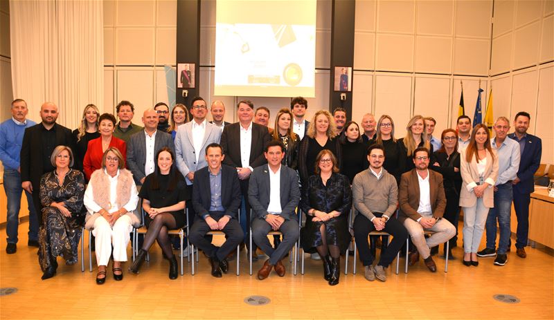 Alle gemeenteraadsleden samen op de foto