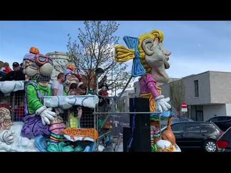 Als echte carnavalisten op een wagen