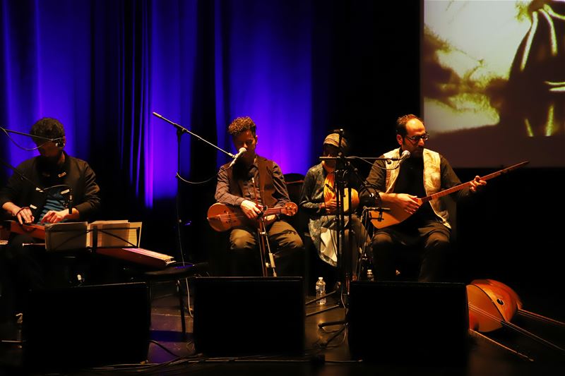 Als muziek en zandkunst in elkaar vervlechten
