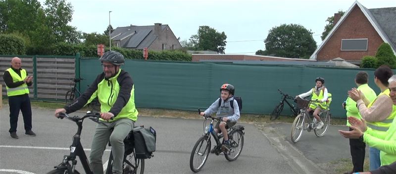 Applaus voor de fietsers in Viversel