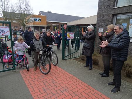 Applaus voor fietsende scholieren