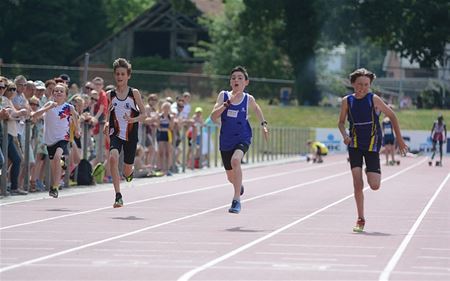 Atletiekjeugd strijdt in verschillende nummers