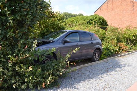 Auto belandt in voortuin