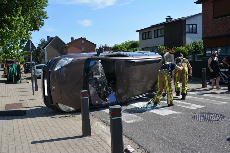 Auto belandt op flank bij zware botsing