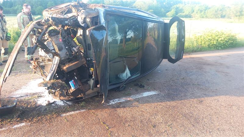 Auto belandt op zijkant in Obbeekstraat