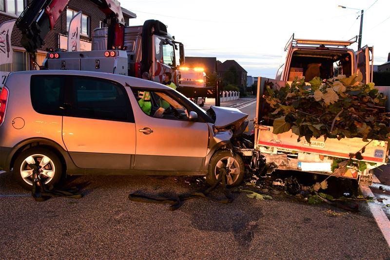 Auto botst op aanhangwagen in Boekt