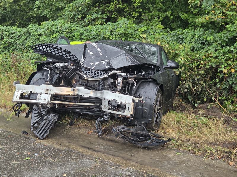 Auto botst tegen verlichtingspaal op E314