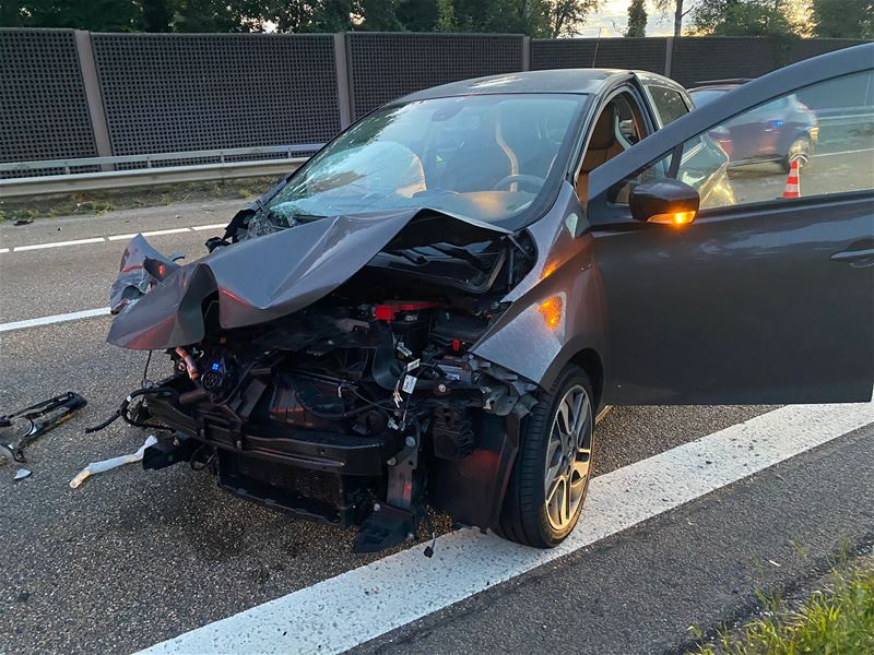 Auto botst tegen vrachtwagen op E314