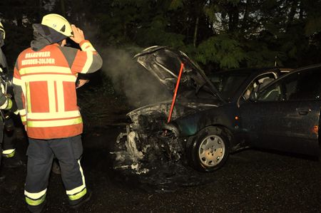 Auto brandt uit aan kerkhof